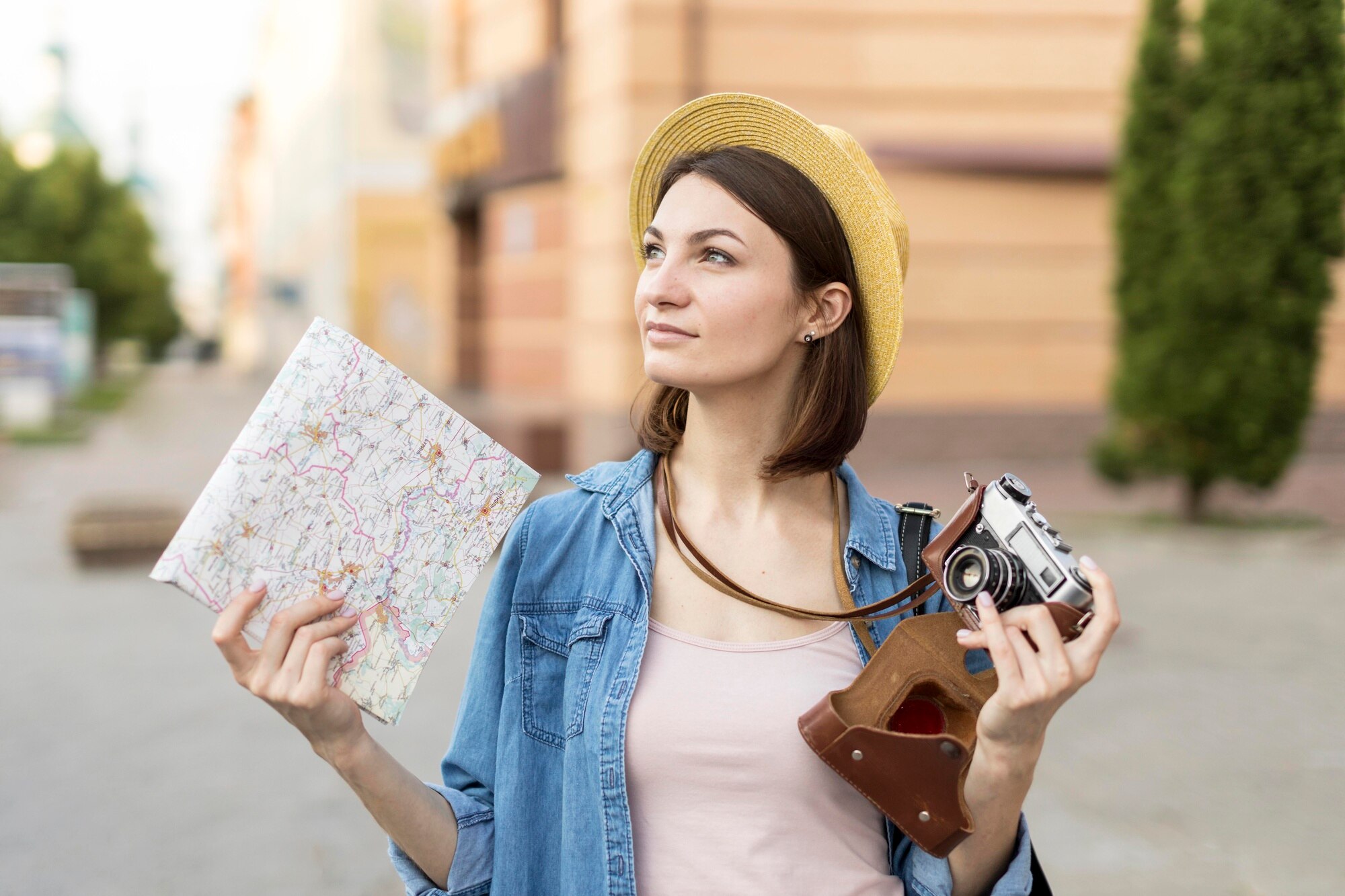 retrato-turista-camara-mapa-local_23-2148597646